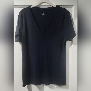 🪻Tommy Hilfiger Navy V-Neck Tee🪻size: L